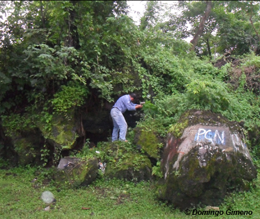 Agustín Hernández agafant mostres de roca volcànica