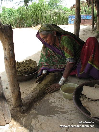 Una dona construint el paviment de casa seva