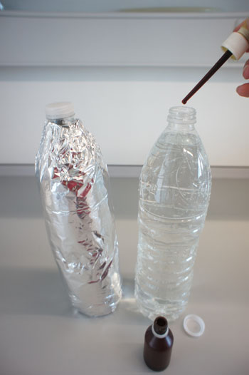 Embolica una de les ampolles amb paper d'alumini i a l'altre afegeix-hi unes gotes de fertilitzant. 