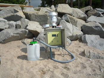 Captador d’aerosols instal•lat a la platja 