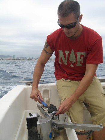 Aquest aparell en forma de tenalles permet capturar una mostra de sediment del fons marí