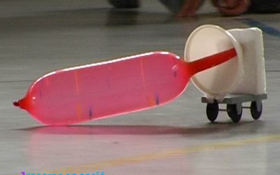 Un cotxe que va amb aire (conservació del moviment)