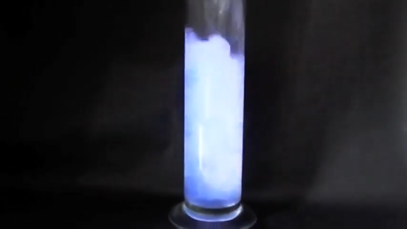 Imatge destacada de l'experiment de Quimioluminescència