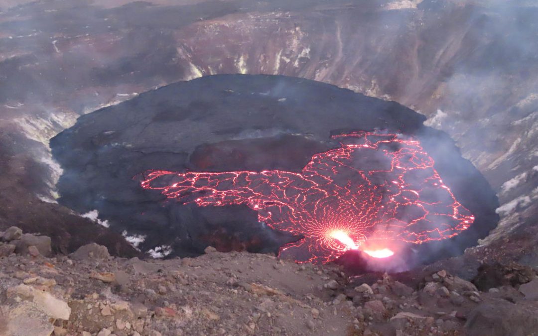 Observa el volcà Kilauea