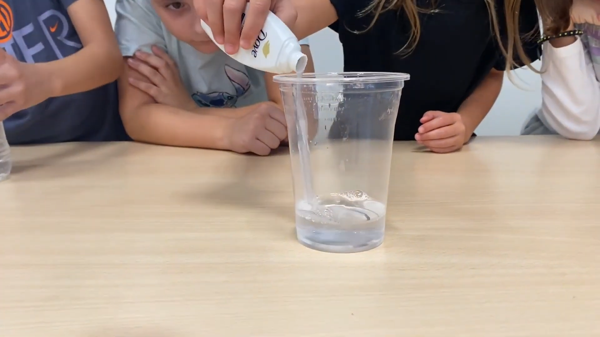 (60) La densitat – experiment amb aigua i sabó (Escola Francesc Macià Vilassar de Dalt) 00-00-49